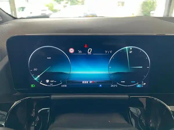 MERCEDES-BENZ GLA 220 4M (25/27)