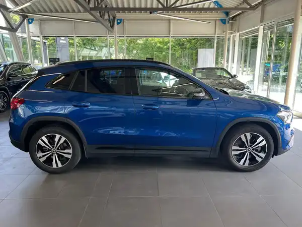MERCEDES-BENZ GLA 220 4M (5/27)