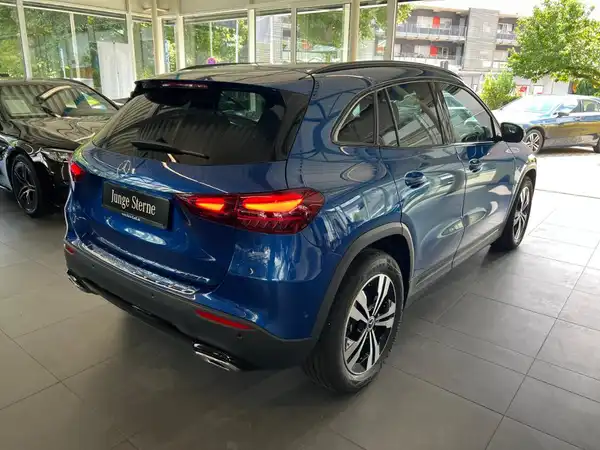 MERCEDES-BENZ GLA 220 4M (6/27)