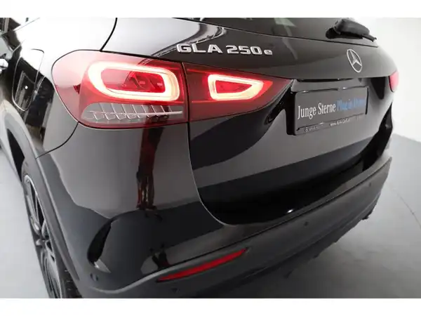 MERCEDES-BENZ GLA 250 e (19/19)